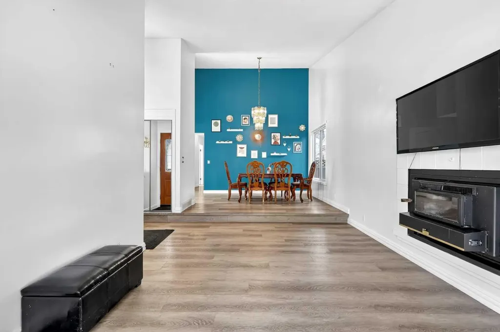 236 Mckerrell Way SE Calgary AB T2Z 1N8