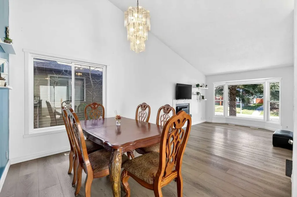 236 Mckerrell Way SE Calgary AB T2Z 1N8