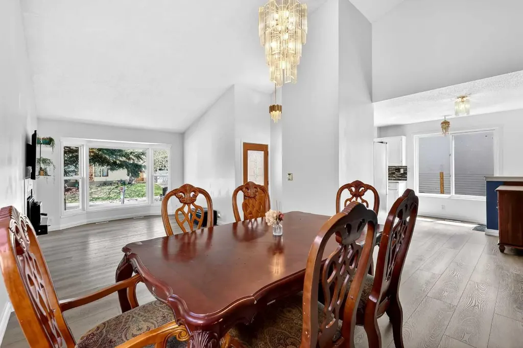 236 Mckerrell Way SE Calgary AB T2Z 1N8