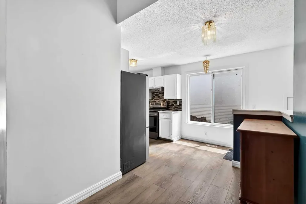 236 Mckerrell Way SE Calgary AB T2Z 1N8