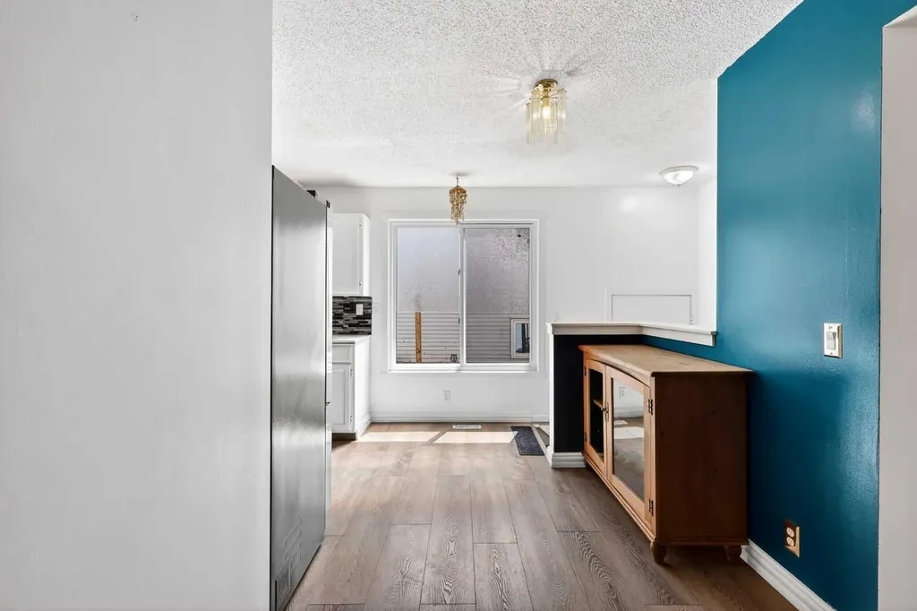 236 Mckerrell Way SE Calgary AB T2Z 1N8