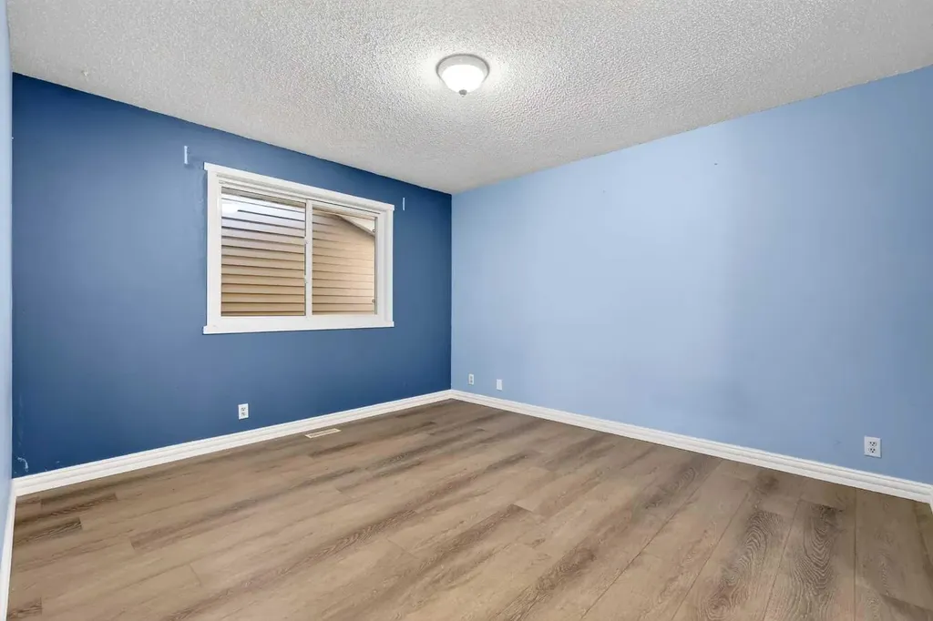 236 Mckerrell Way SE Calgary AB T2Z 1N8
