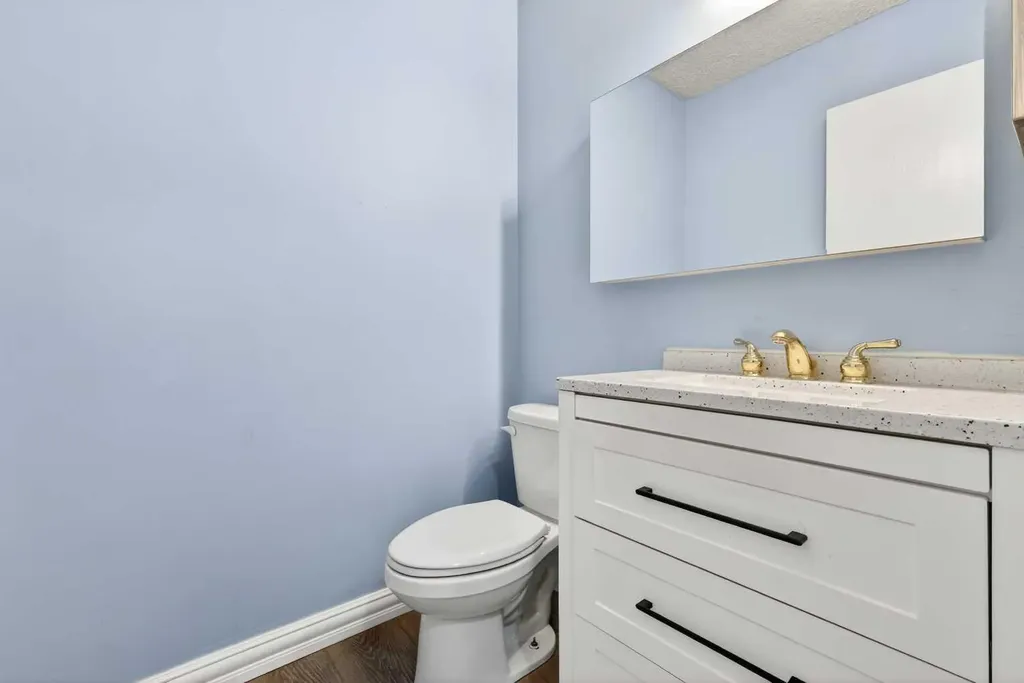 236 Mckerrell Way SE Calgary AB T2Z 1N8