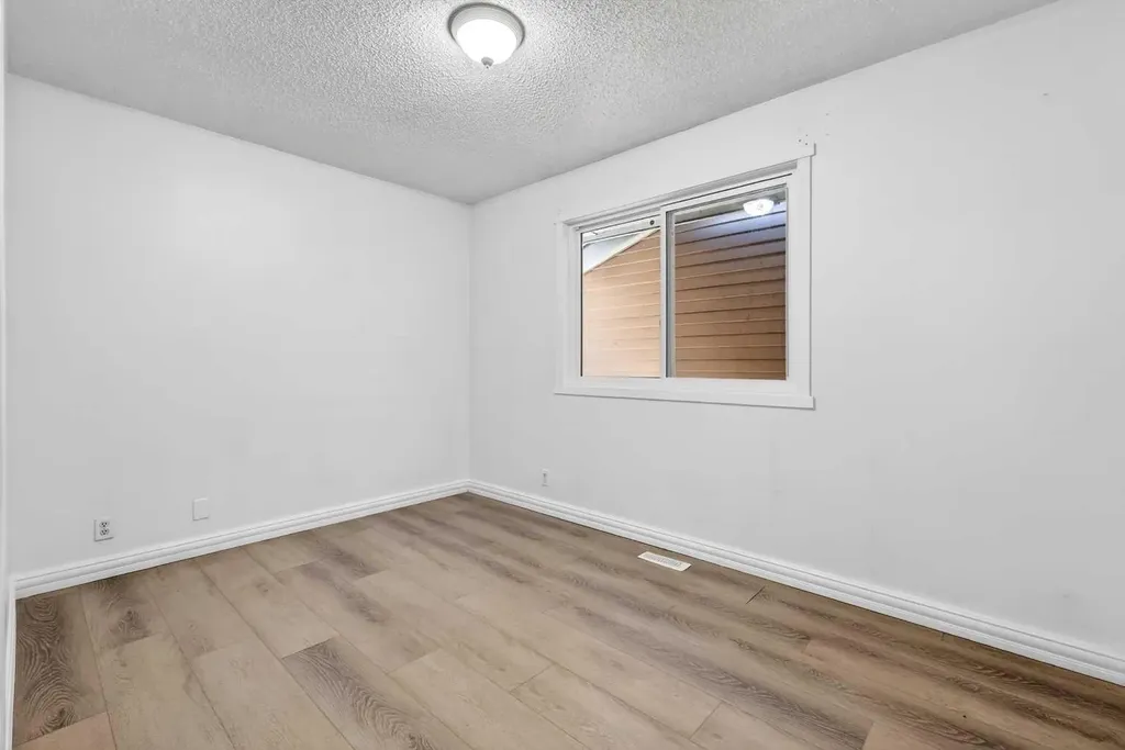 236 Mckerrell Way SE Calgary AB T2Z 1N8