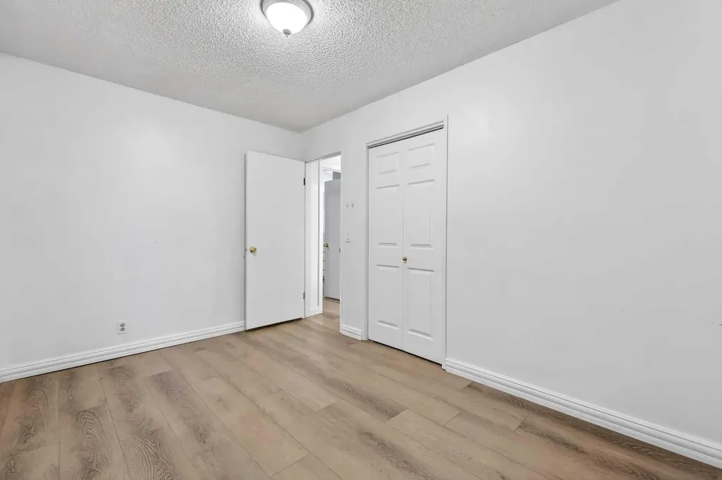 236 Mckerrell Way SE Calgary AB T2Z 1N8