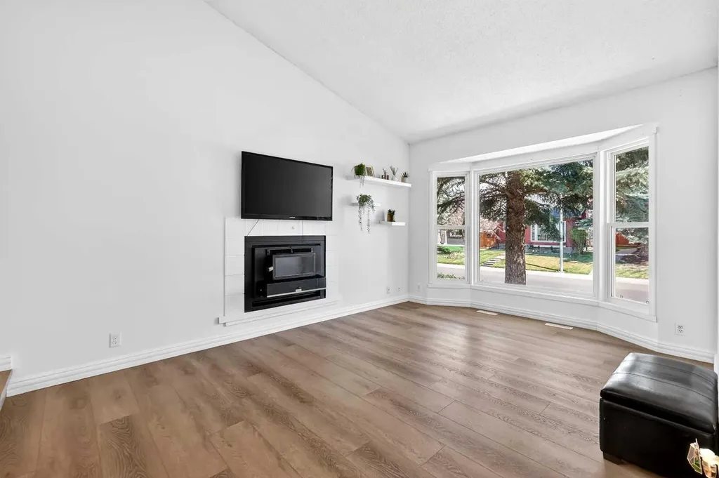 236 Mckerrell Way SE Calgary AB T2Z 1N8