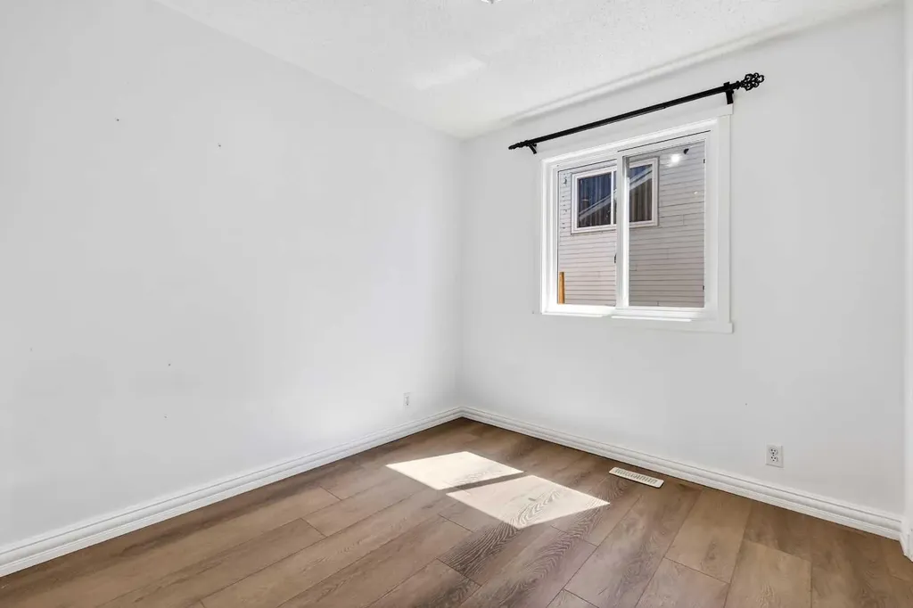 236 Mckerrell Way SE Calgary AB T2Z 1N8