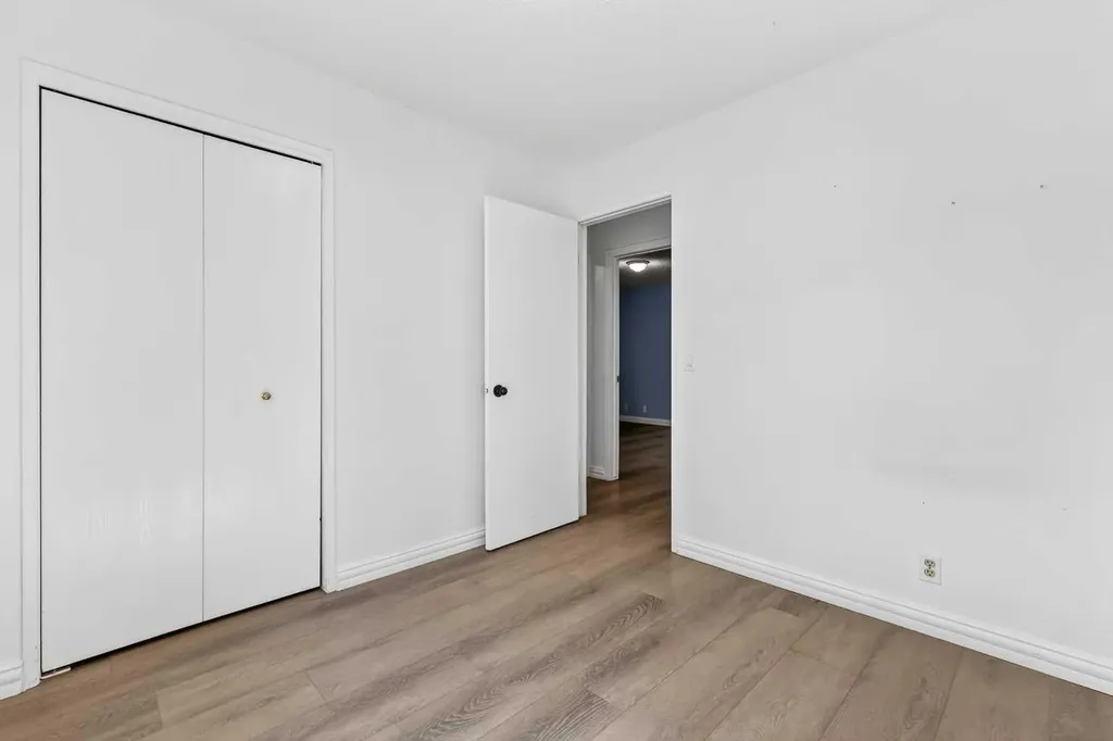 236 Mckerrell Way SE Calgary AB T2Z 1N8