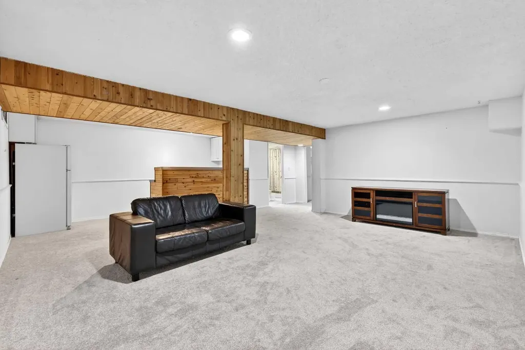 236 Mckerrell Way SE Calgary AB T2Z 1N8