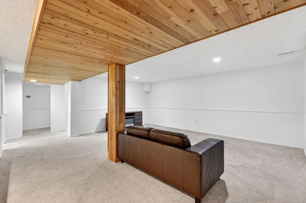 236 Mckerrell Way SE Calgary AB T2Z 1N8