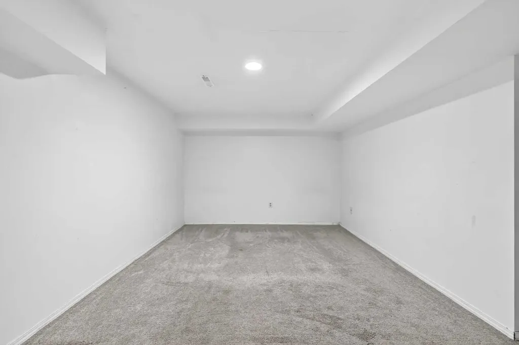 236 Mckerrell Way SE Calgary AB T2Z 1N8