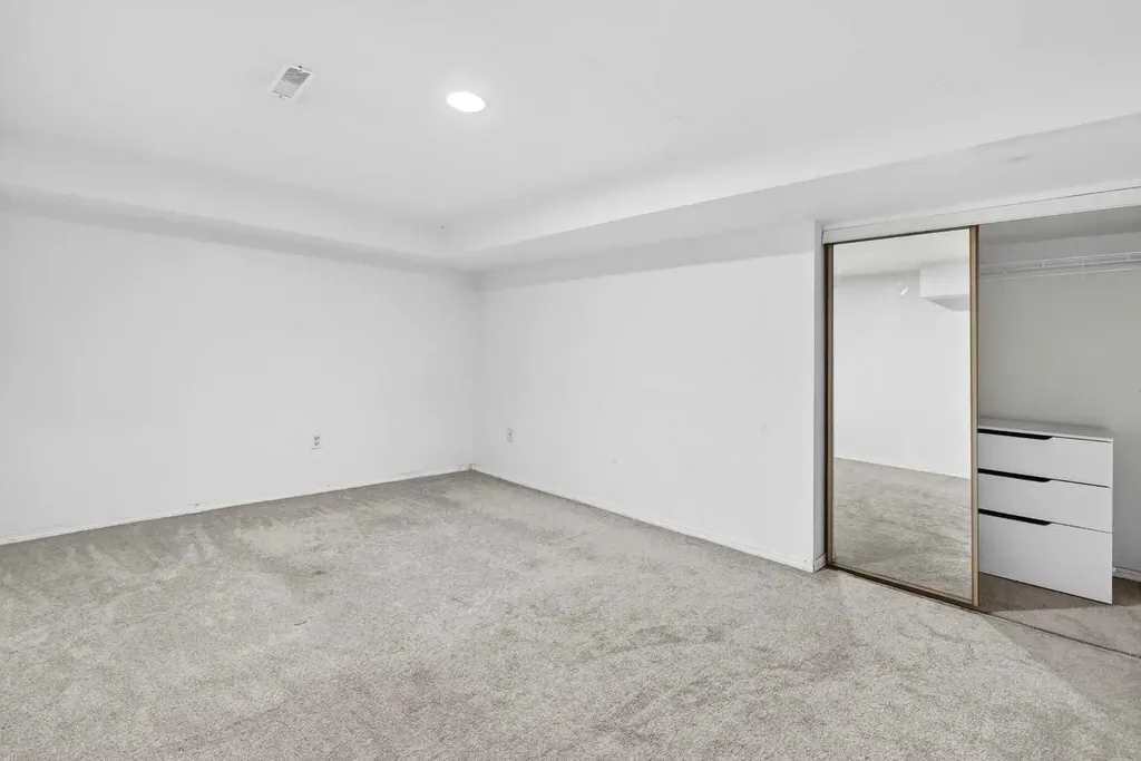 236 Mckerrell Way SE Calgary AB T2Z 1N8