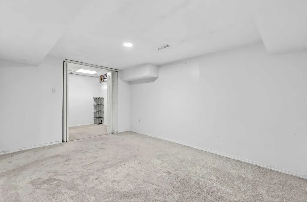 236 Mckerrell Way SE Calgary AB T2Z 1N8