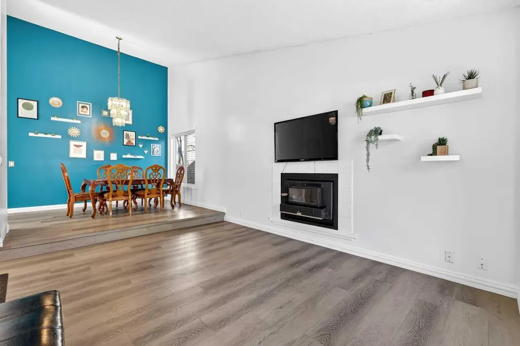 236 Mckerrell Way SE Calgary AB T2Z 1N8