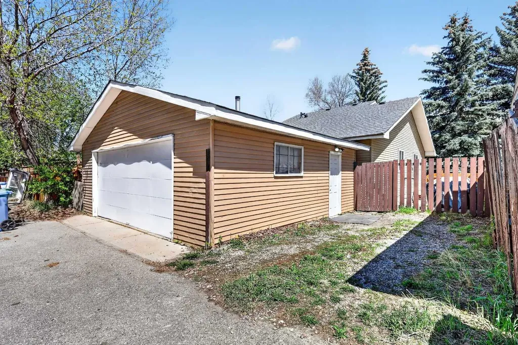 236 Mckerrell Way SE Calgary AB T2Z 1N8