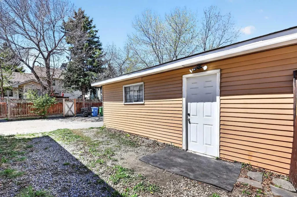 236 Mckerrell Way SE Calgary AB T2Z 1N8