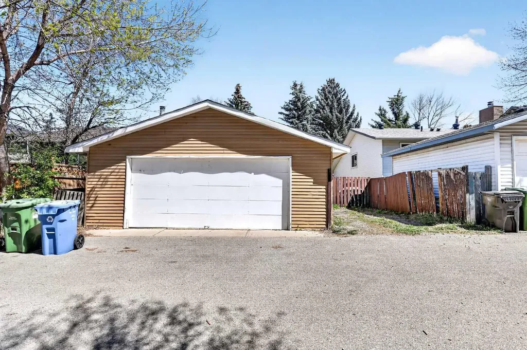 236 Mckerrell Way SE Calgary AB T2Z 1N8