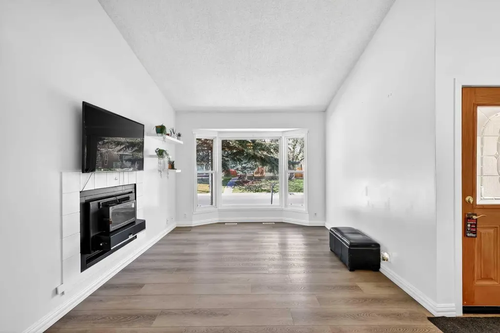 236 Mckerrell Way SE Calgary AB T2Z 1N8
