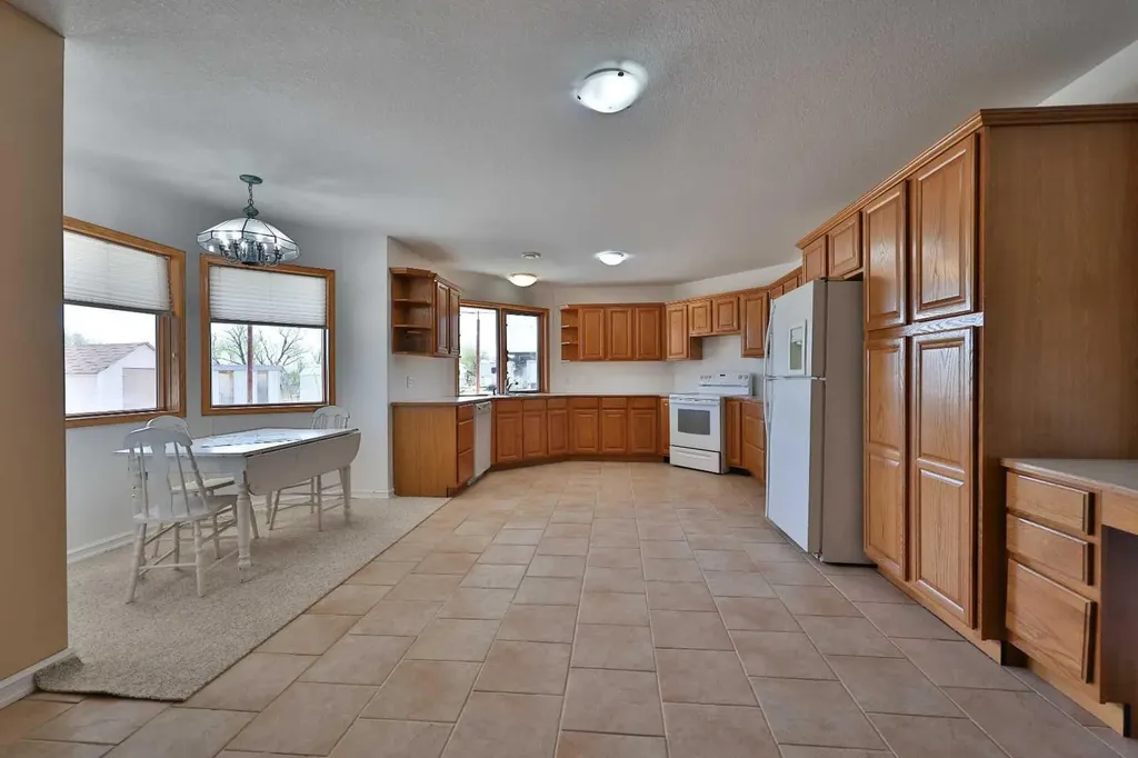 369 S 2 Street W Magrath AB T0K 1J0