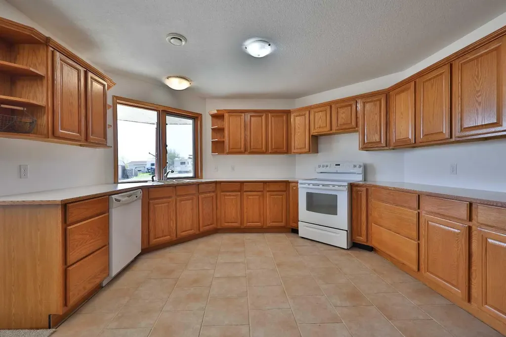 369 S 2 Street W Magrath AB T0K 1J0