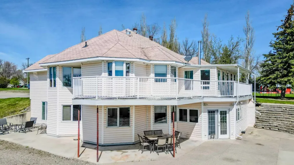 369 S 2 Street W Magrath AB T0K 1J0