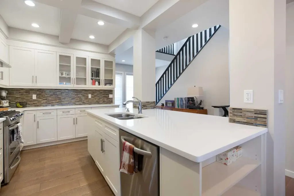4827 22 Avenue NW Calgary AB T3B 0Y4