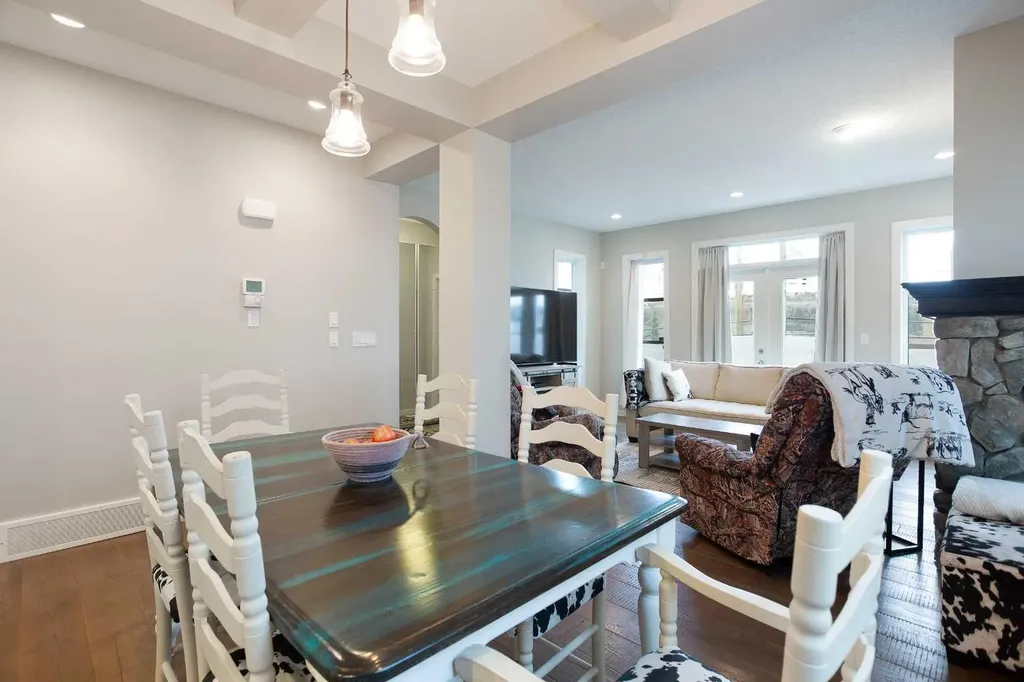 4827 22 Avenue NW Calgary AB T3B 0Y4