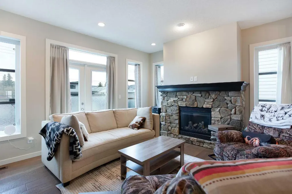 4827 22 Avenue NW Calgary AB T3B 0Y4