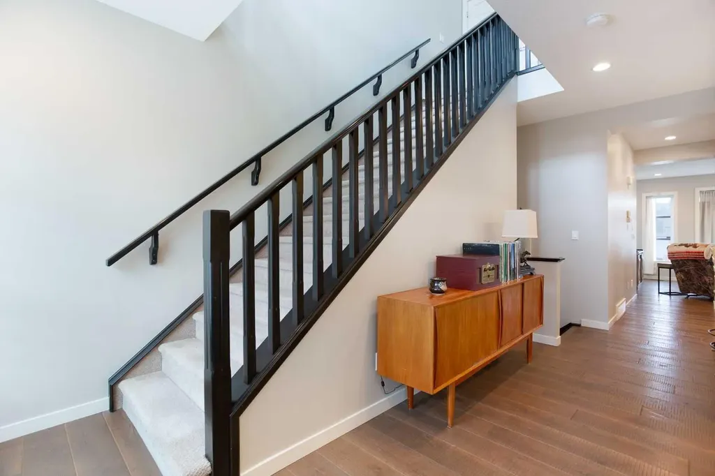 4827 22 Avenue NW Calgary AB T3B 0Y4