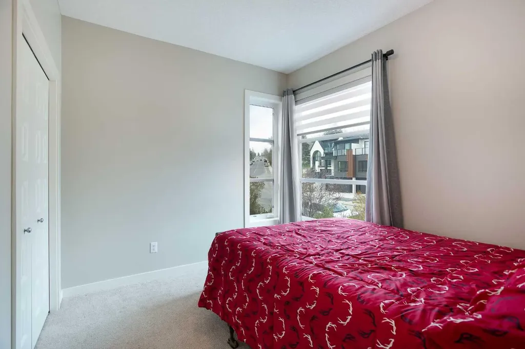 4827 22 Avenue NW Calgary AB T3B 0Y4