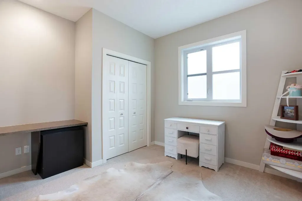 4827 22 Avenue NW Calgary AB T3B 0Y4