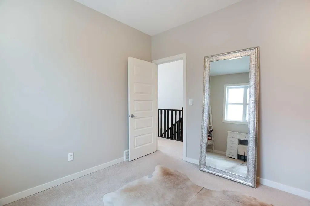 4827 22 Avenue NW Calgary AB T3B 0Y4