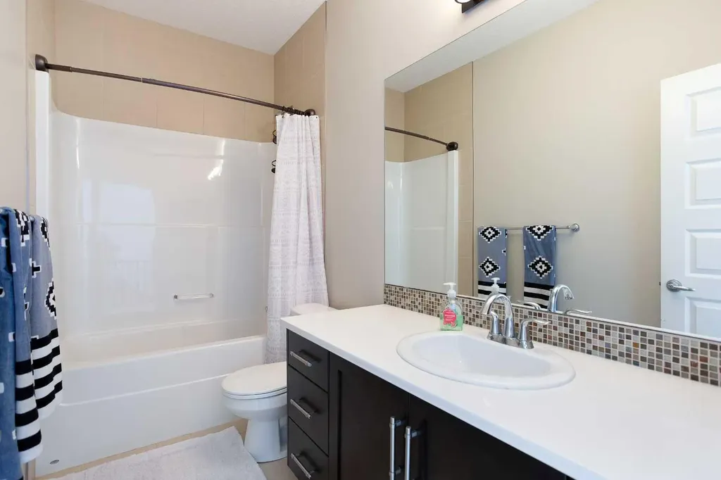 4827 22 Avenue NW Calgary AB T3B 0Y4