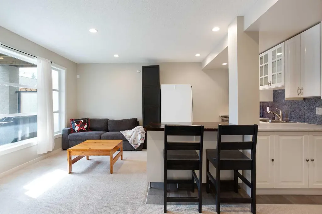 4827 22 Avenue NW Calgary AB T3B 0Y4