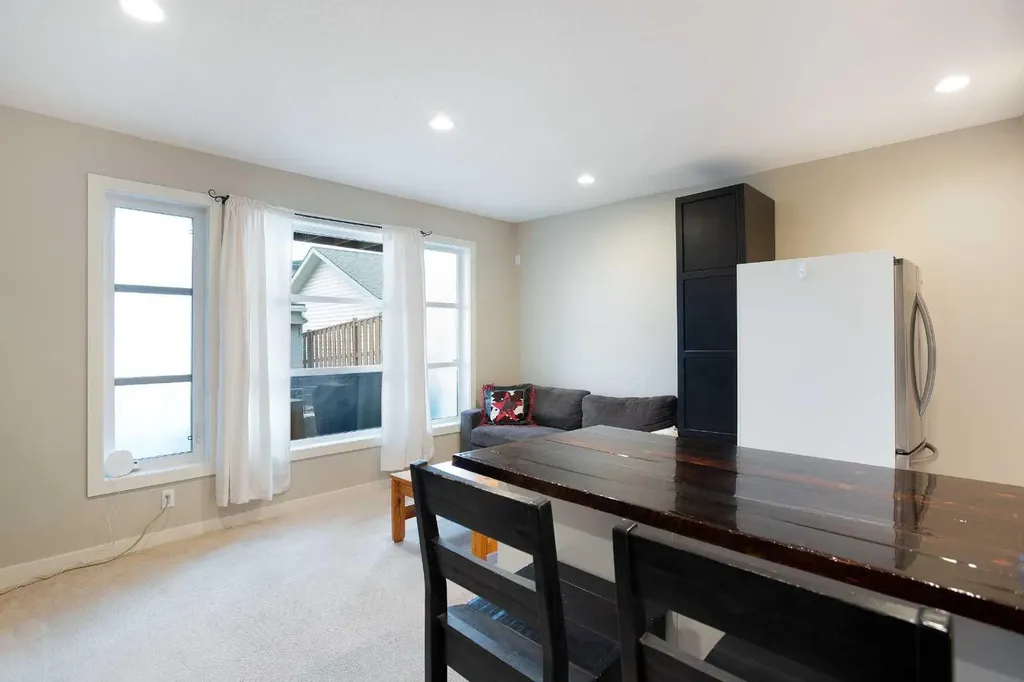 4827 22 Avenue NW Calgary AB T3B 0Y4