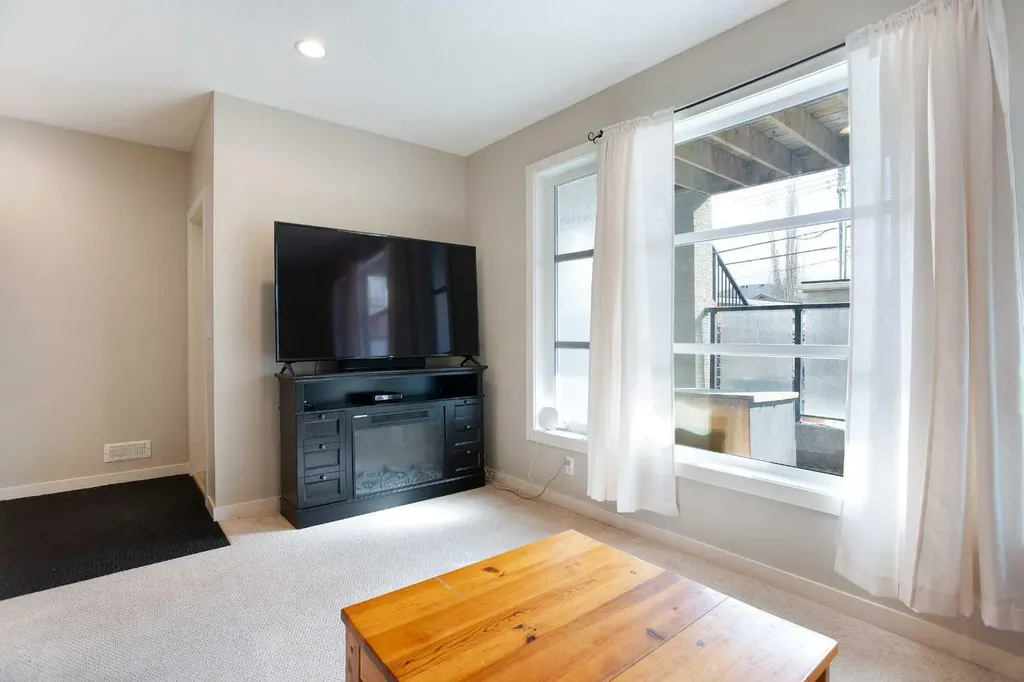 4827 22 Avenue NW Calgary AB T3B 0Y4