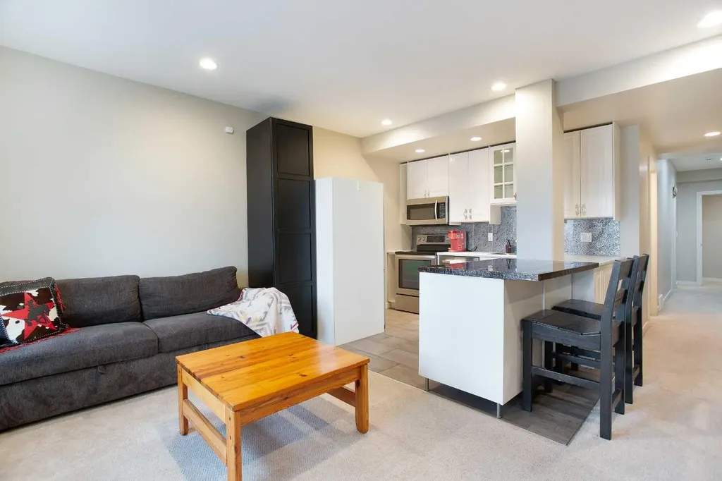 4827 22 Avenue NW Calgary AB T3B 0Y4