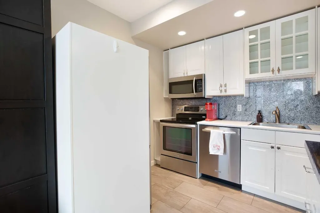 4827 22 Avenue NW Calgary AB T3B 0Y4
