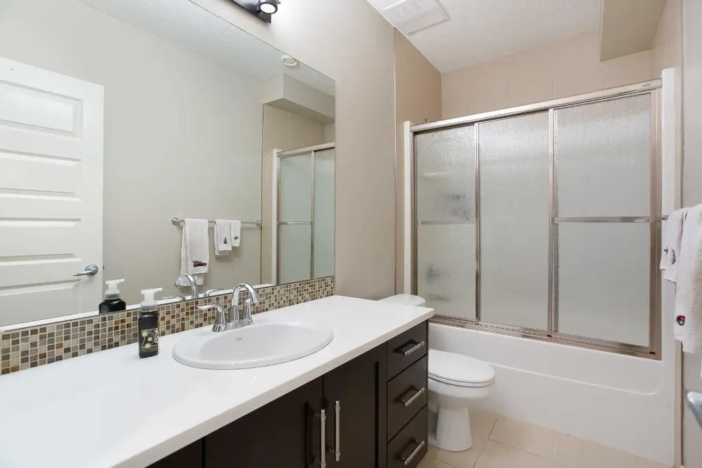 4827 22 Avenue NW Calgary AB T3B 0Y4