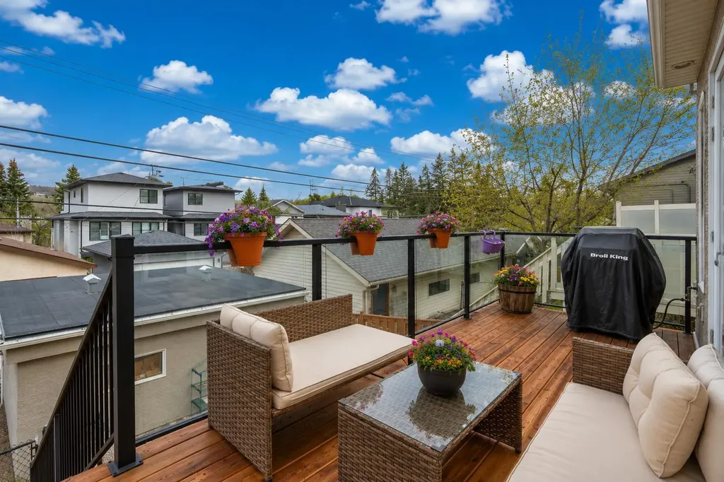 4827 22 Avenue NW Calgary AB T3B 0Y4