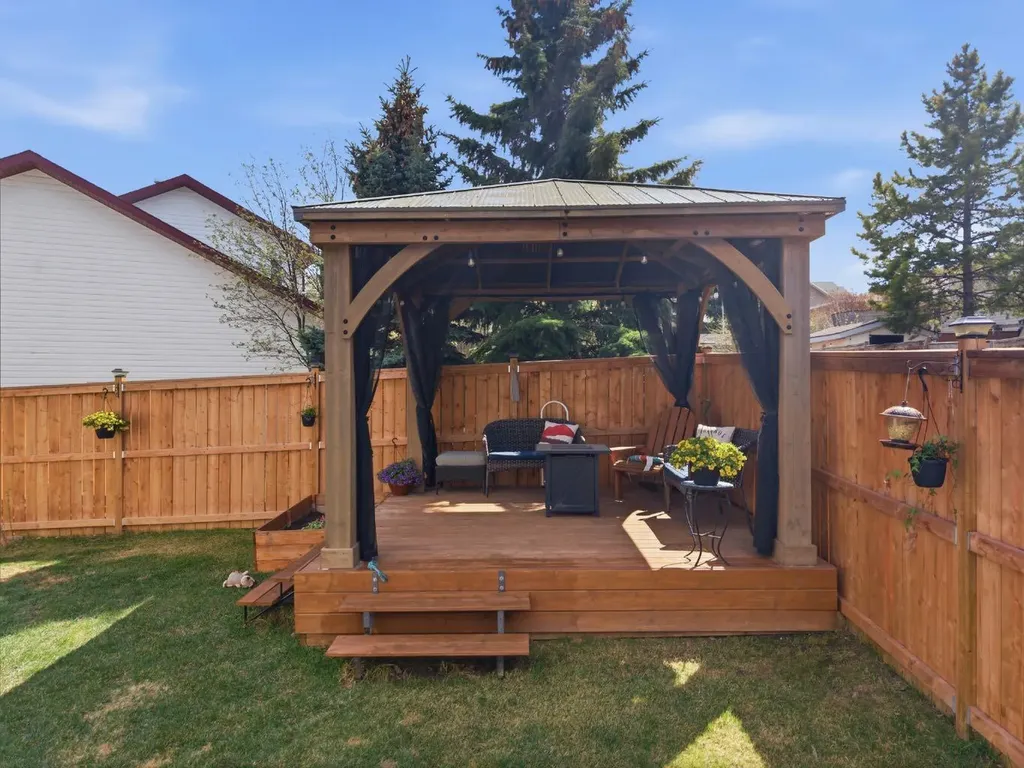1 Pell Close Sylvan Lake AB T4S 1W8