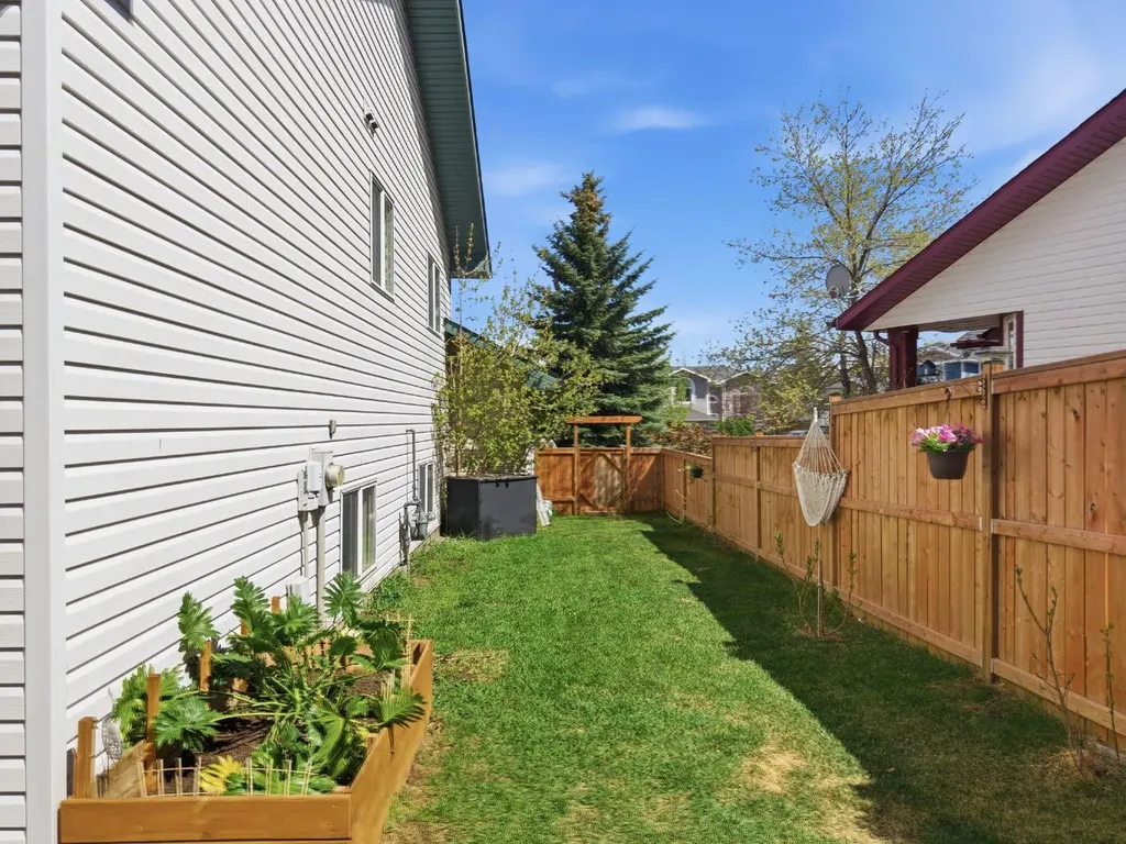 1 Pell Close Sylvan Lake AB T4S 1W8