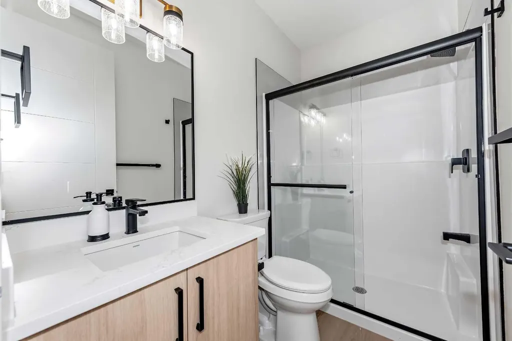 10 Waterford Mews Chestermere AB T1X 3B4