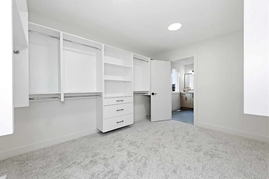 10 Waterford Mews Chestermere AB T1X 3B4