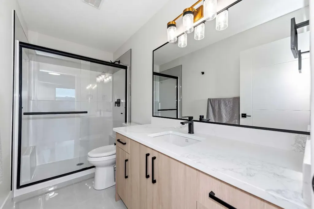10 Waterford Mews Chestermere AB T1X 3B4