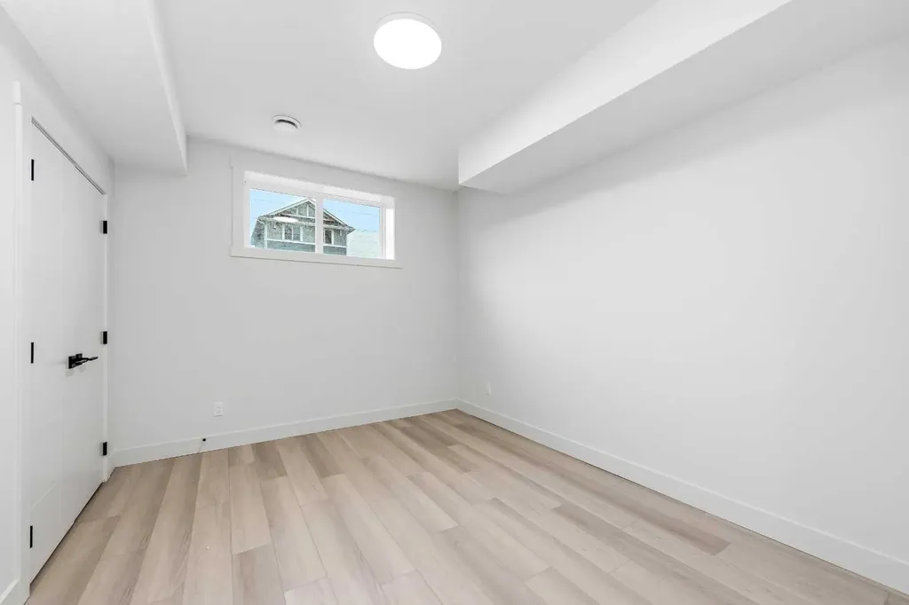 10 Waterford Mews Chestermere AB T1X 3B4