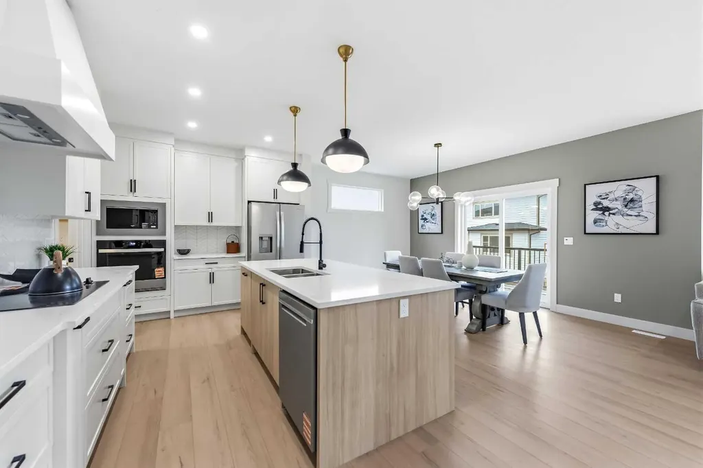 10 Waterford Mews Chestermere AB T1X 3B4