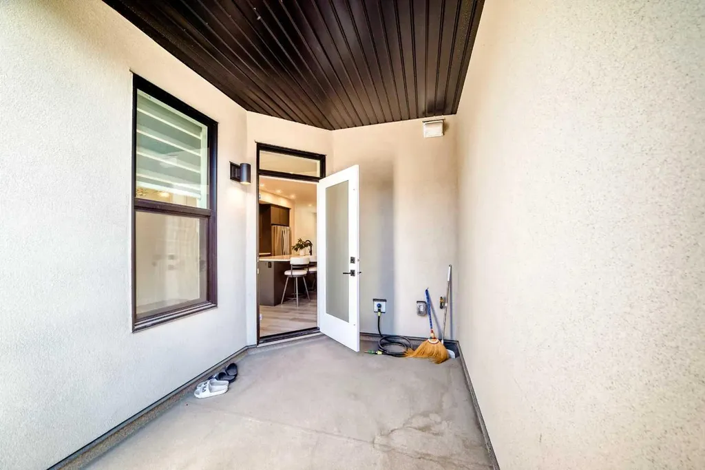 81 Greenbriar Place NW Calgary AB T3B6J1