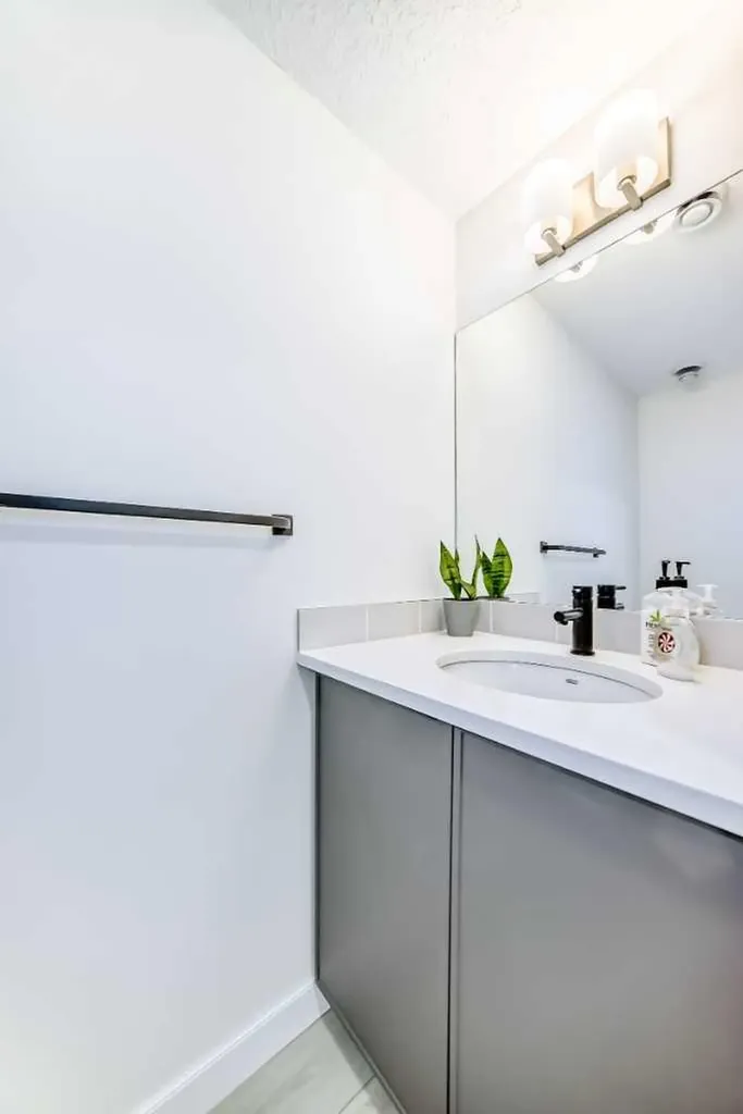 81 Greenbriar Place NW Calgary AB T3B6J1
