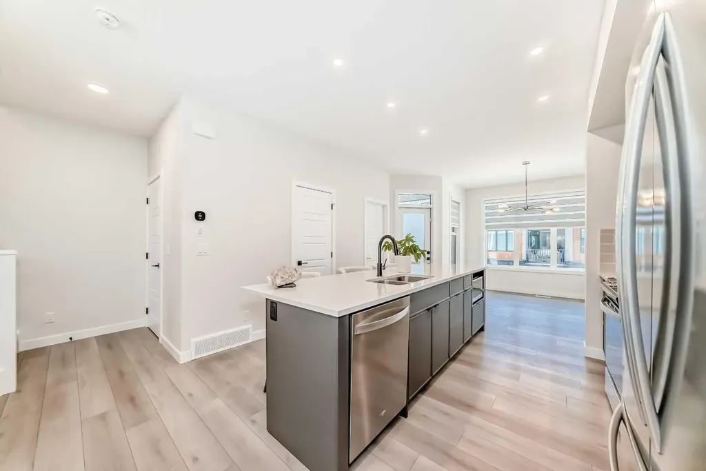 81 Greenbriar Place NW Calgary AB T3B6J1